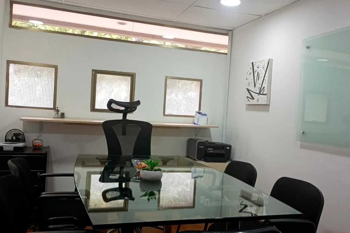 Sala de juntas IBO en Bogotá equipada para reuniones empresariales